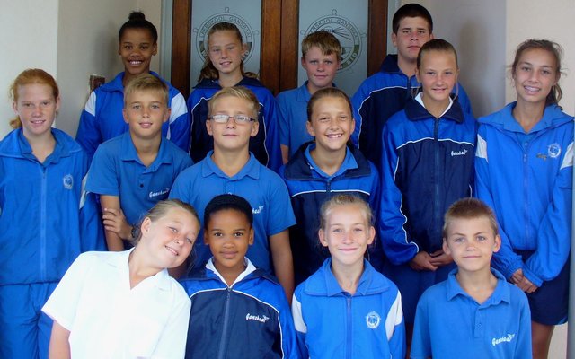 Voor vlnr: Janka du Toit, Nadia Jantjies, Karli-Mari Geldenhuys (0/10), Ralph Smit (0/9). Middel vlnr: Nadia Pieterse (0/11), Daniel Hanekom (0/10), George Groenewald, Anrie van Niekerk (0/11), Caitlyn Otto (0/12), Fiona Fourie (0/13). Agter vlnr: Niveena Jantjies (0/13), Dehan Botha (0/12), Niel Engelbrecht (0/13) Voor vlnr: Janka du Toit, Nadia Jantjies, Karli-Mari Geldenhuys (0/10), Ralph Smit (0/9). Middel vlnr: Nadia Pieterse (0/11), Daniel Hanekom (0/10), George Groenewald, Anrie van Niekerk (0/11), Caitlyn Otto (0/12), Fiona Fourie (0/13). Agter vlnr: Niveena Jantjies (0/13), Dehan Botha (0/12), Niel Engelbrecht (0/13)